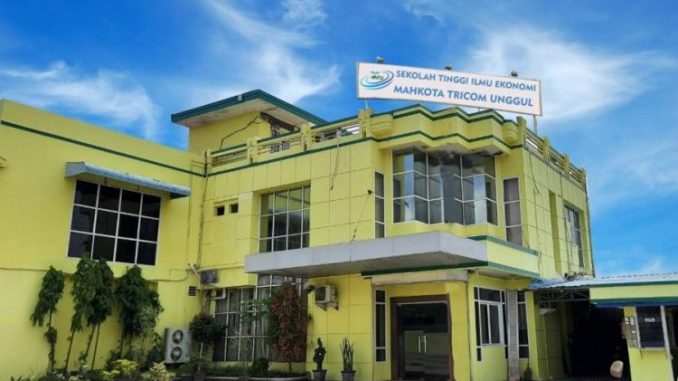 Universitas-Mahkota-Tricom-Unggul-750x437-1